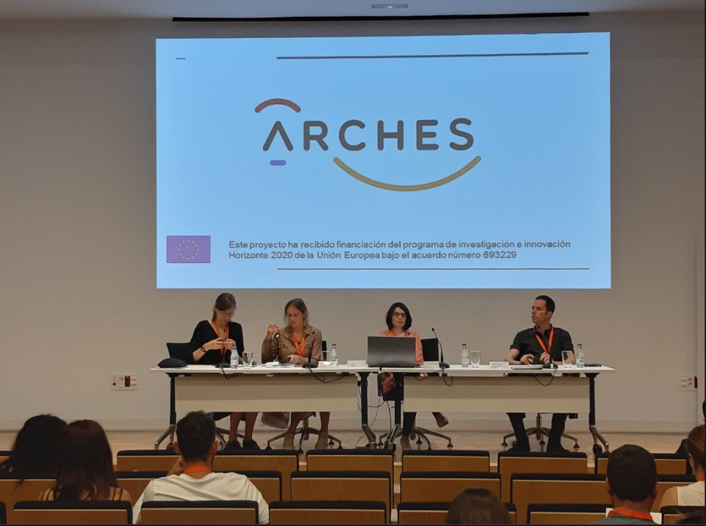 Imagen de los ponentes con el logo ARCHES proyectado al fondo